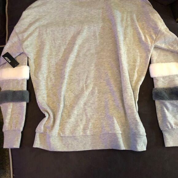 NWT Super soft gray and white sweatshirt with fur trim sleeves. - Picture 3 of 3